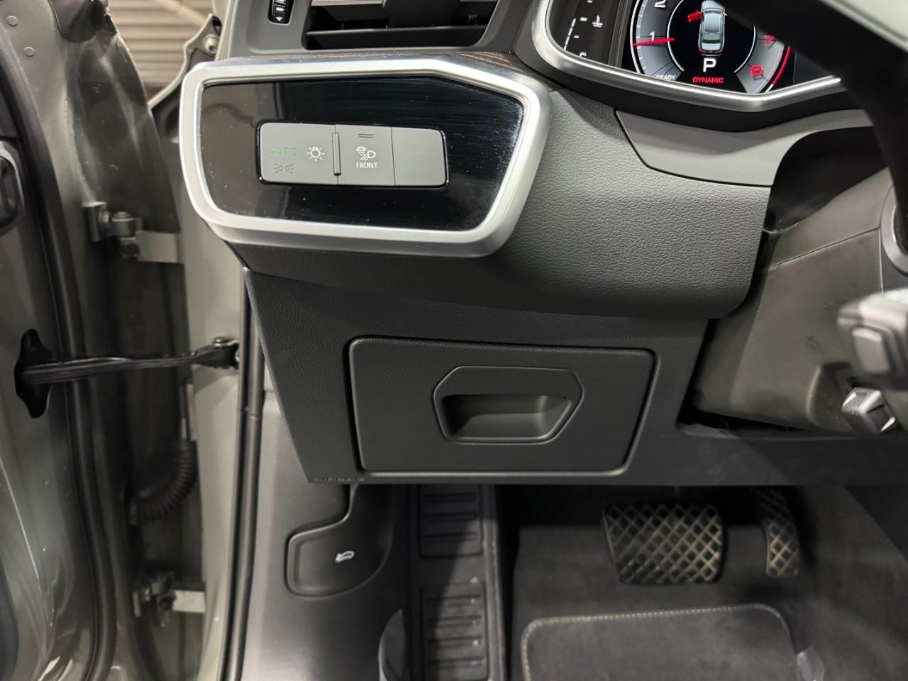 Audi A6 Sedan Vehicle Full-screen Gallery Image 32