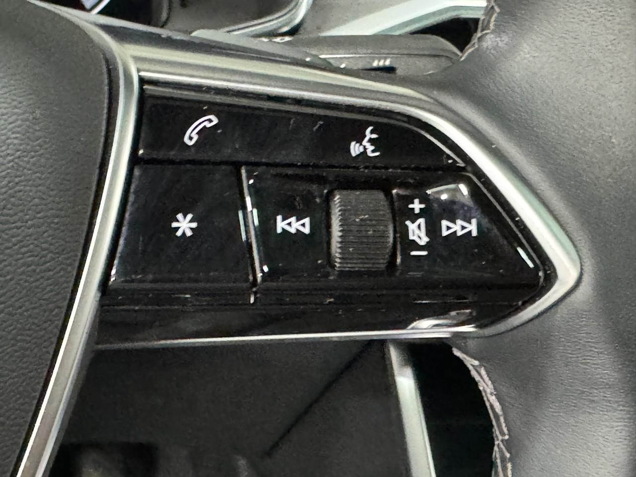 Audi A6 Sedan Vehicle Full-screen Gallery Image 35