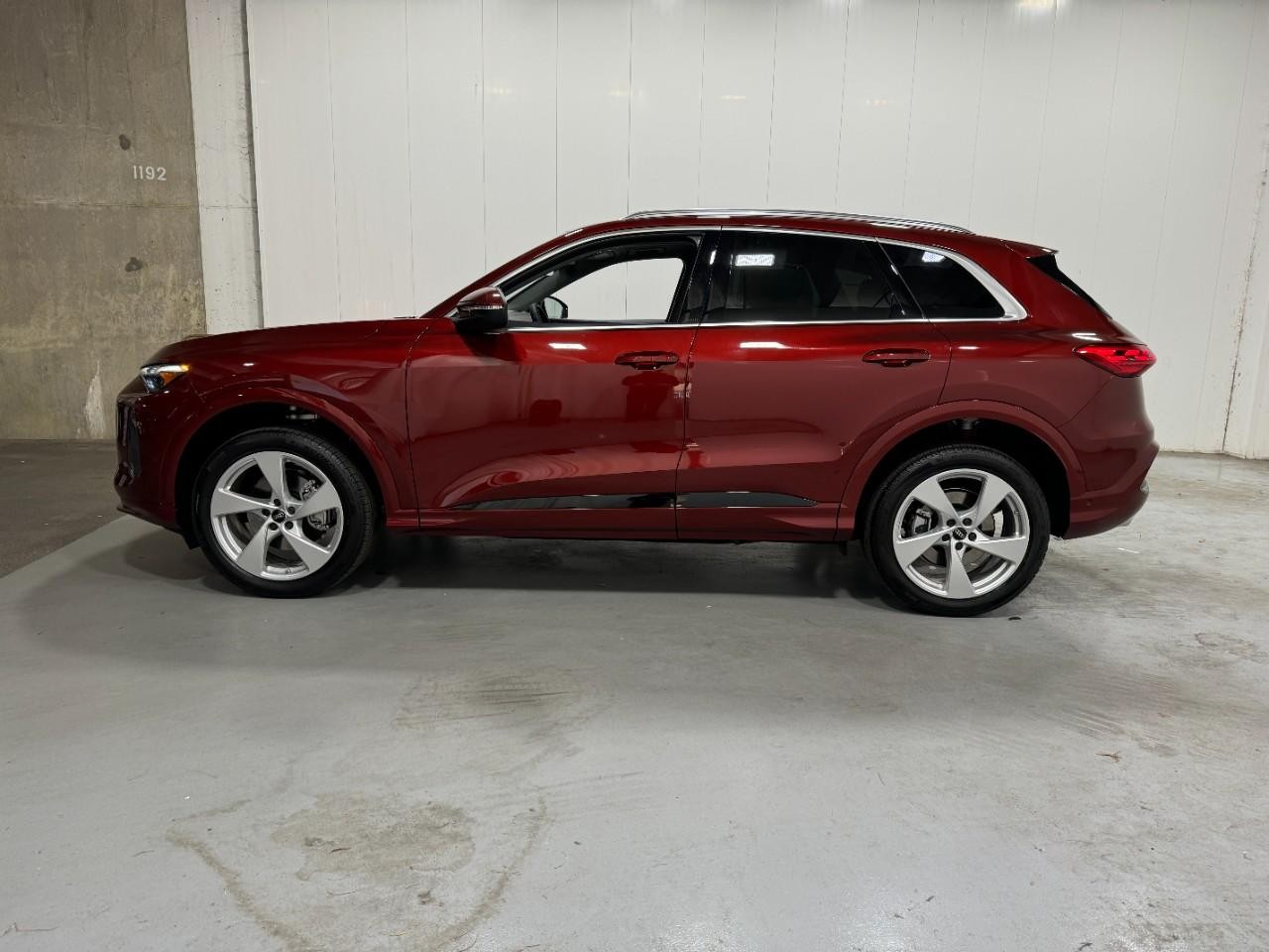 Audi Q5 Vehicle Full-screen Gallery Image 2