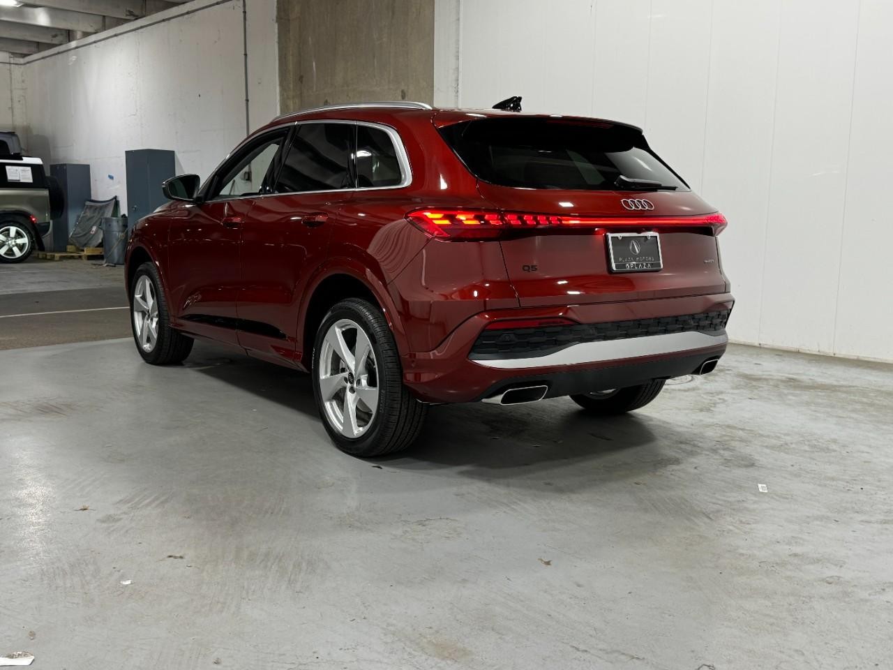 Audi Q5 Vehicle Full-screen Gallery Image 3