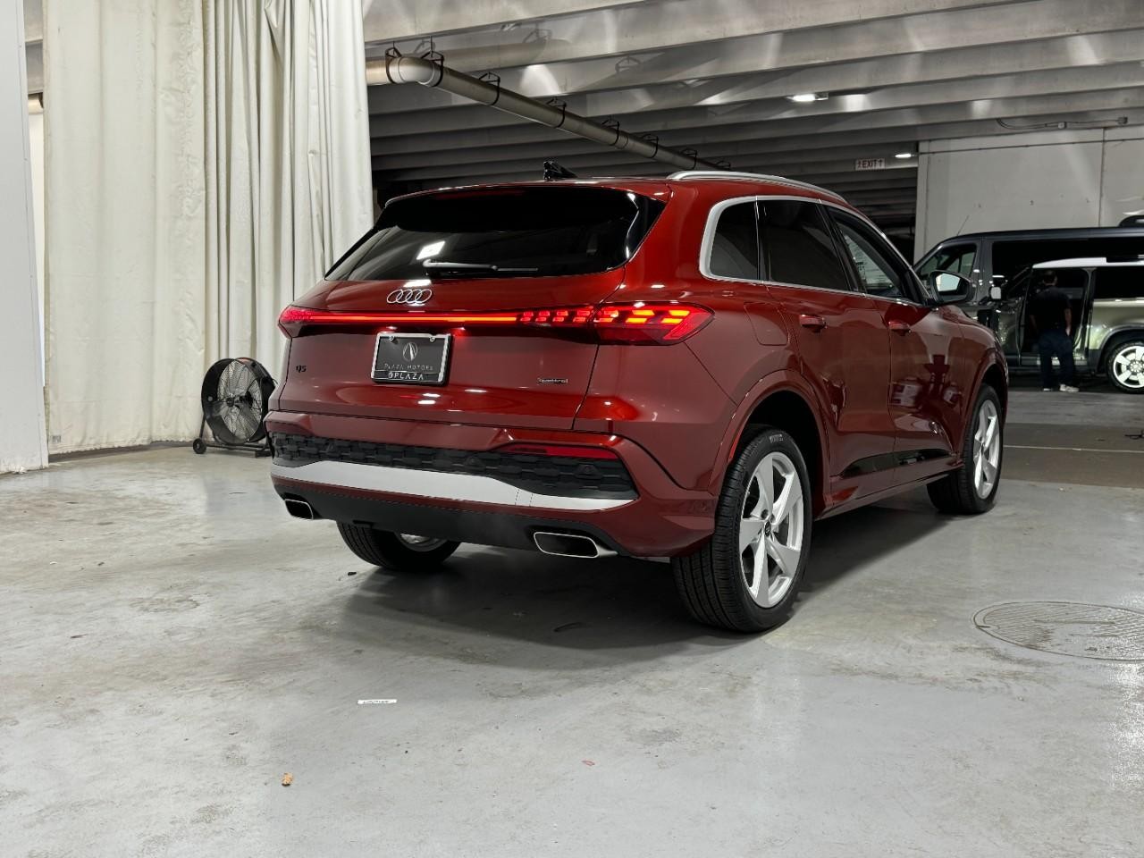 Audi Q5 Vehicle Full-screen Gallery Image 4