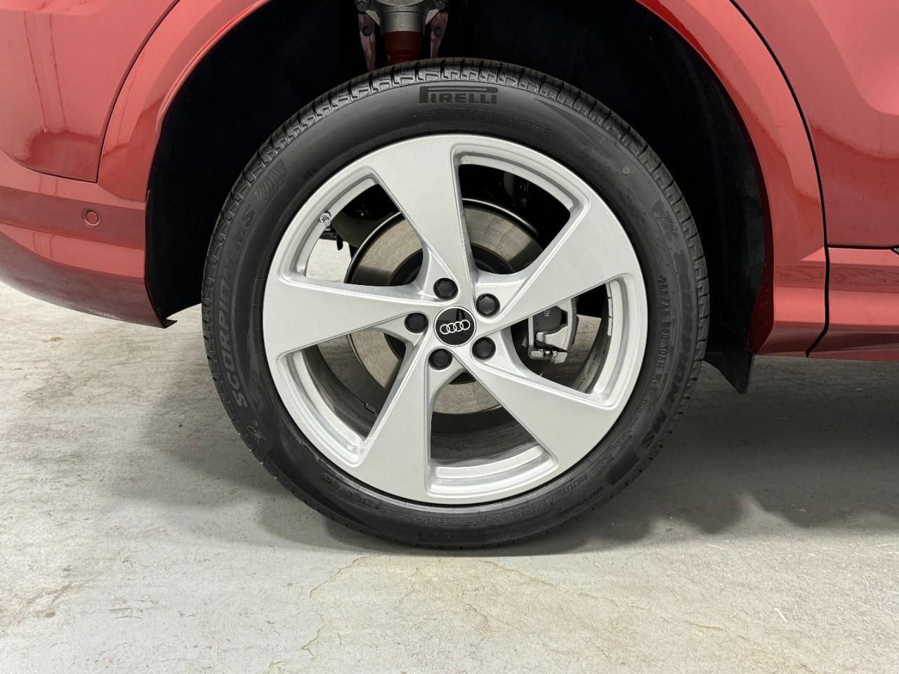 Audi Q5 Vehicle Full-screen Gallery Image 5