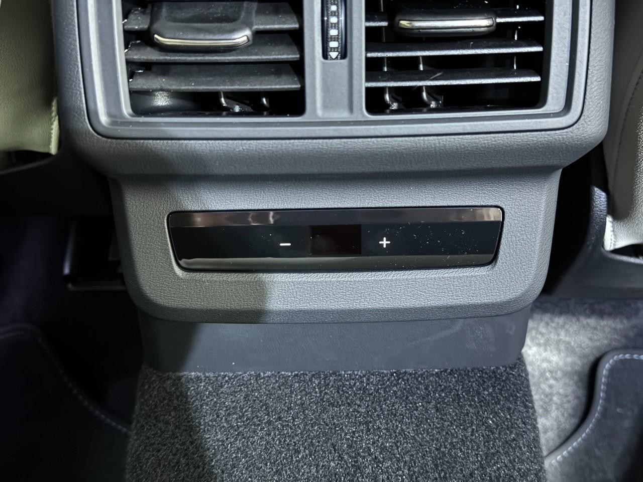 Audi Q5 Vehicle Full-screen Gallery Image 11