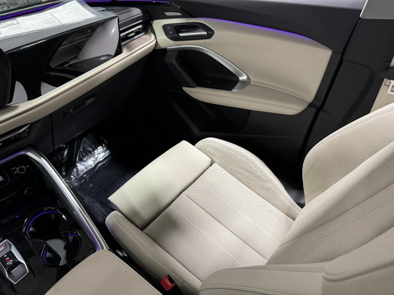 Audi Q5 Vehicle Full-screen Gallery Image 17