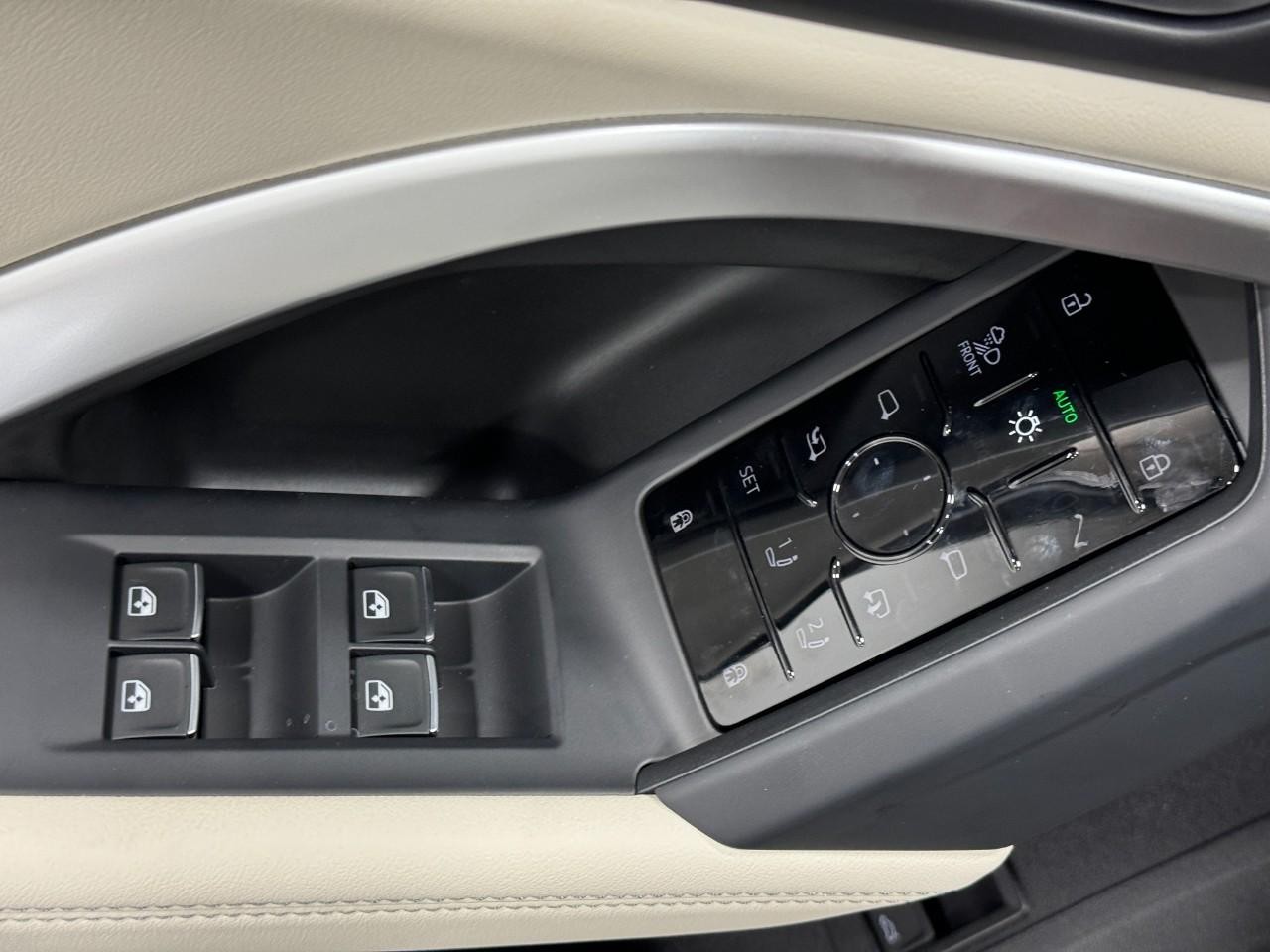 Audi Q5 Vehicle Full-screen Gallery Image 24