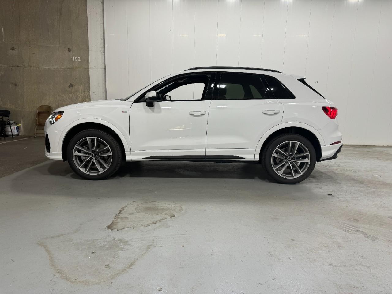 Audi Q3 Vehicle Full-screen Gallery Image 2