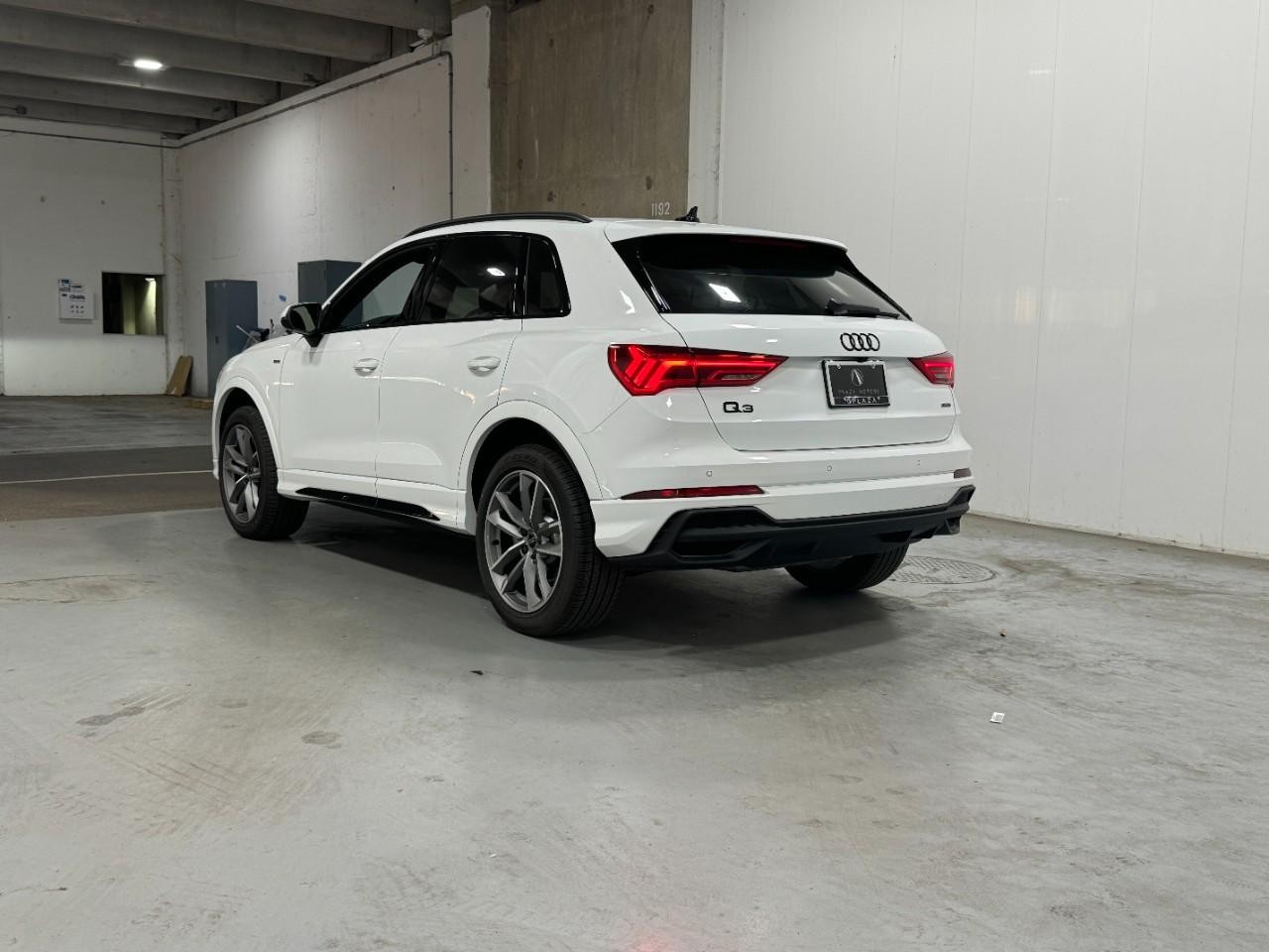 Audi Q3 Vehicle Full-screen Gallery Image 3