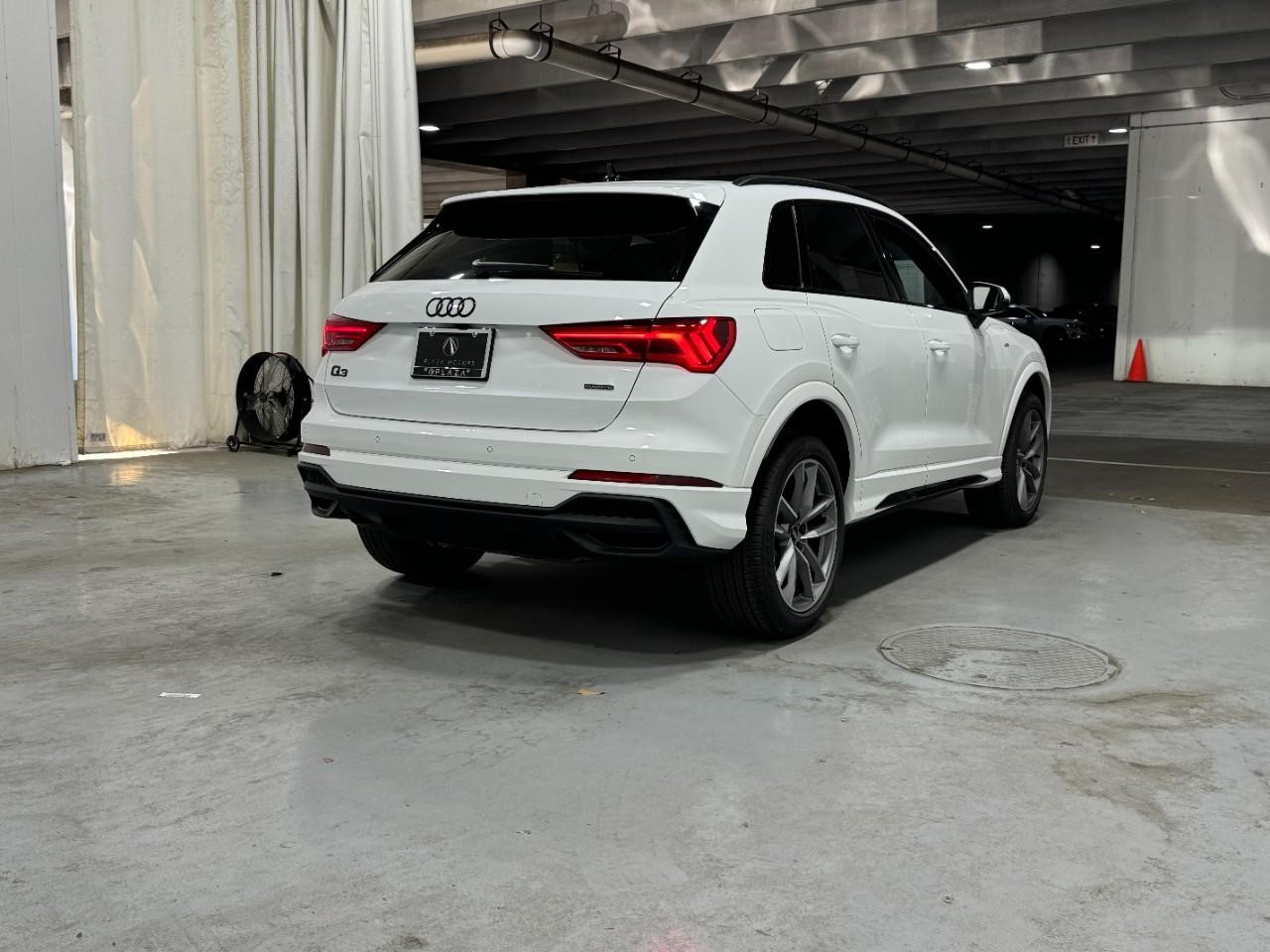 Audi Q3 Vehicle Full-screen Gallery Image 4