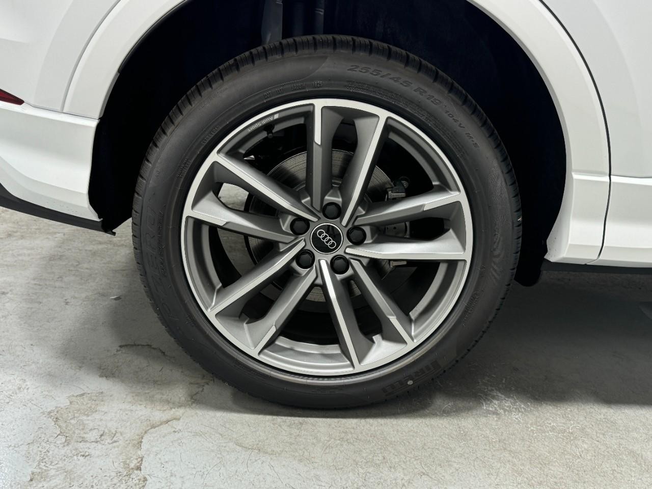 Audi Q3 Vehicle Full-screen Gallery Image 5