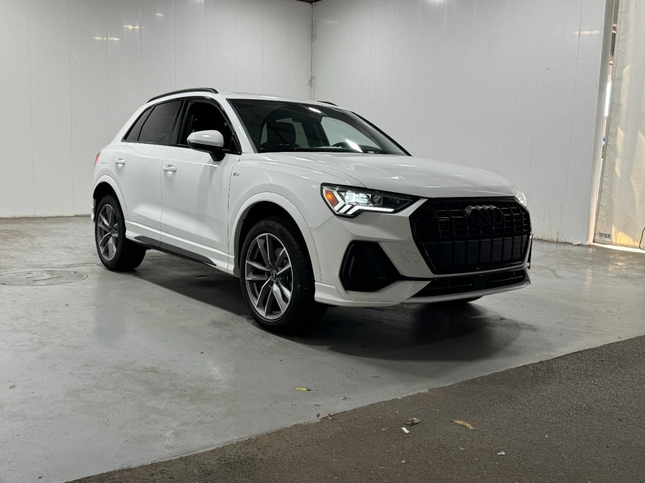 Audi Q3 Vehicle Full-screen Gallery Image 6