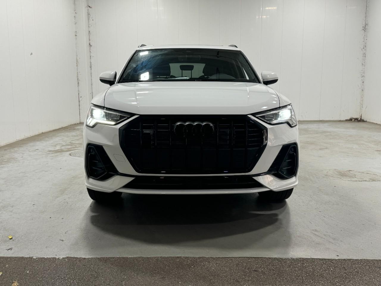 Audi Q3 Vehicle Full-screen Gallery Image 7
