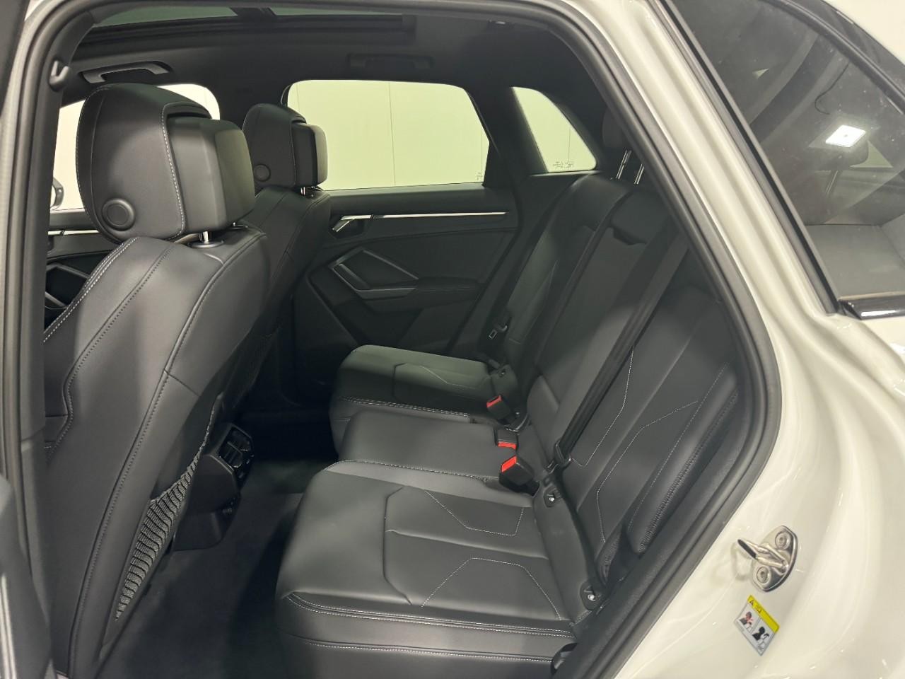 Audi Q3 Vehicle Full-screen Gallery Image 8