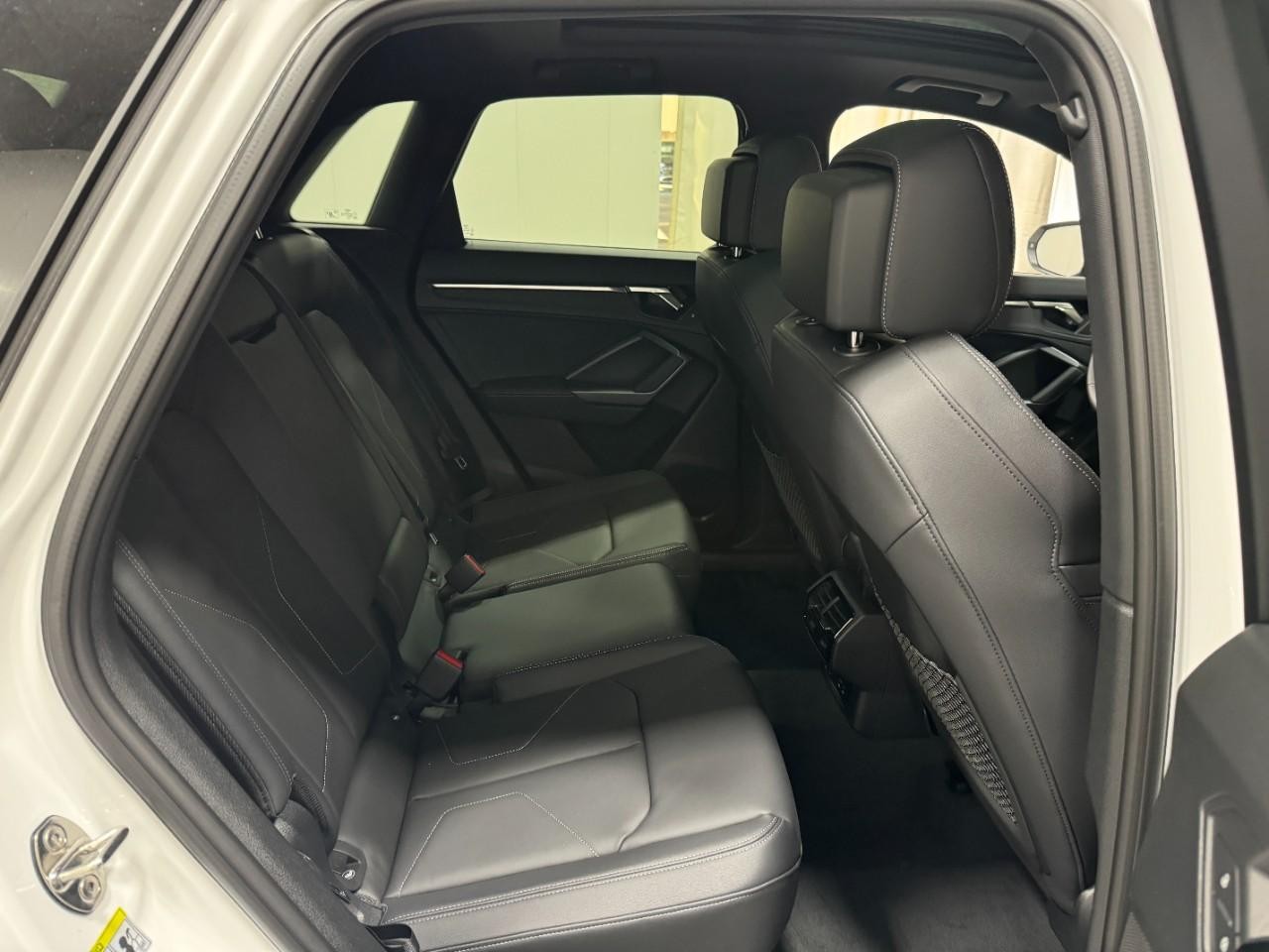 Audi Q3 Vehicle Full-screen Gallery Image 10