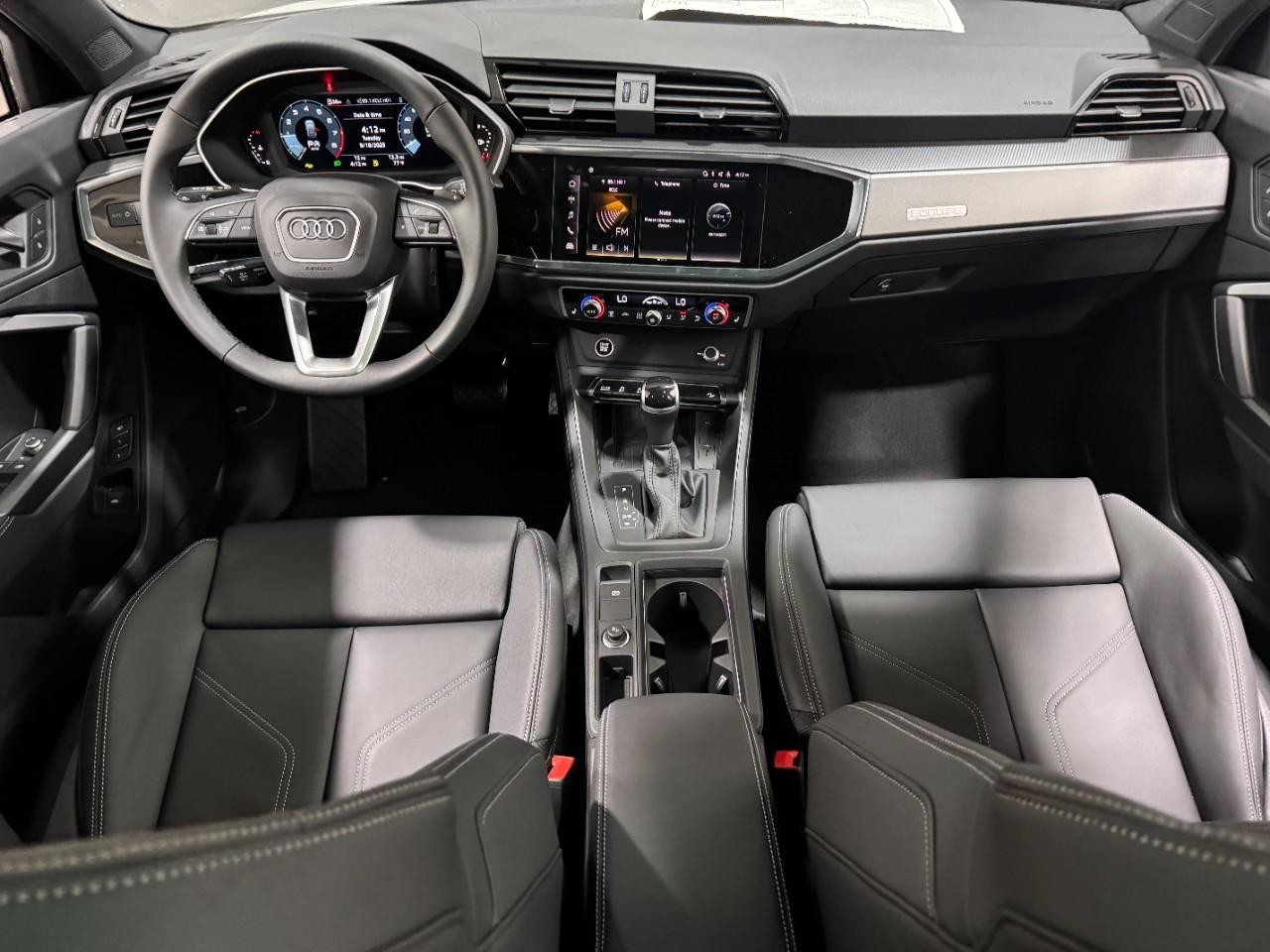 Audi Q3 Vehicle Full-screen Gallery Image 12