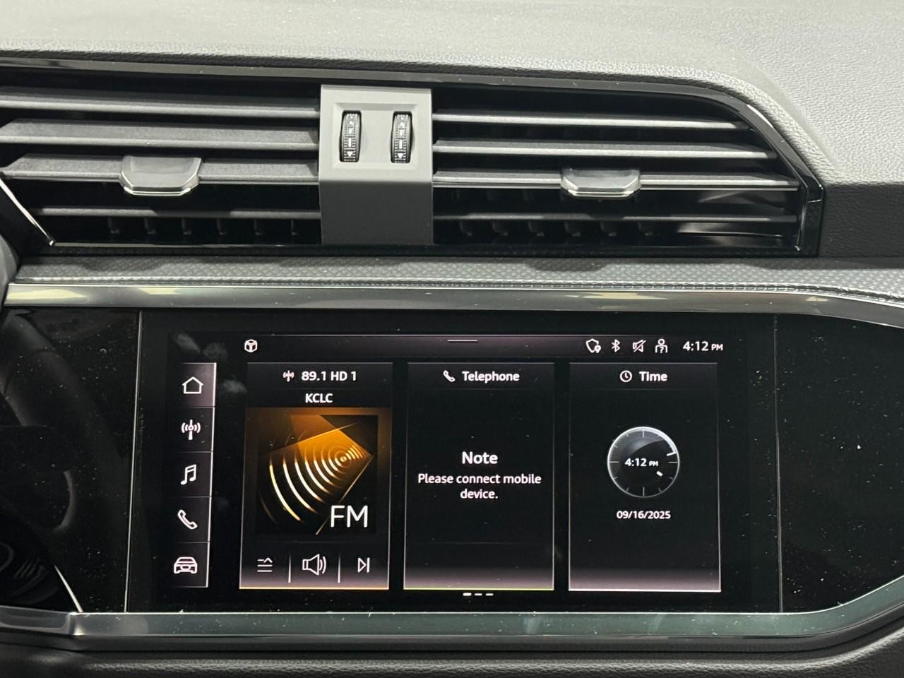 Audi Q3 Vehicle Full-screen Gallery Image 14