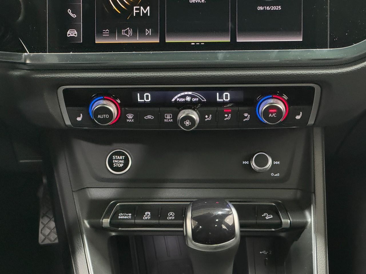 Audi Q3 Vehicle Full-screen Gallery Image 15