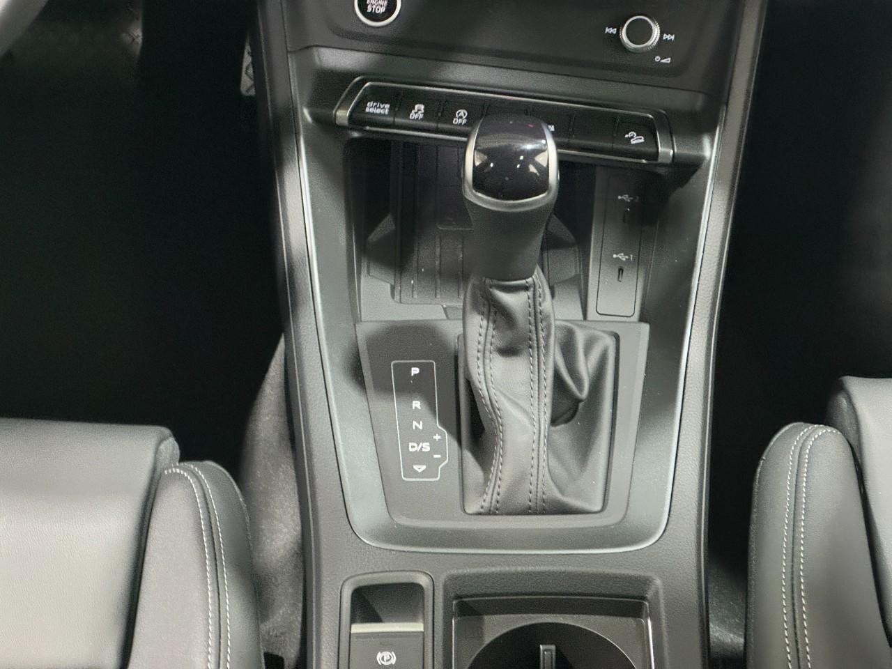 Audi Q3 Vehicle Full-screen Gallery Image 16