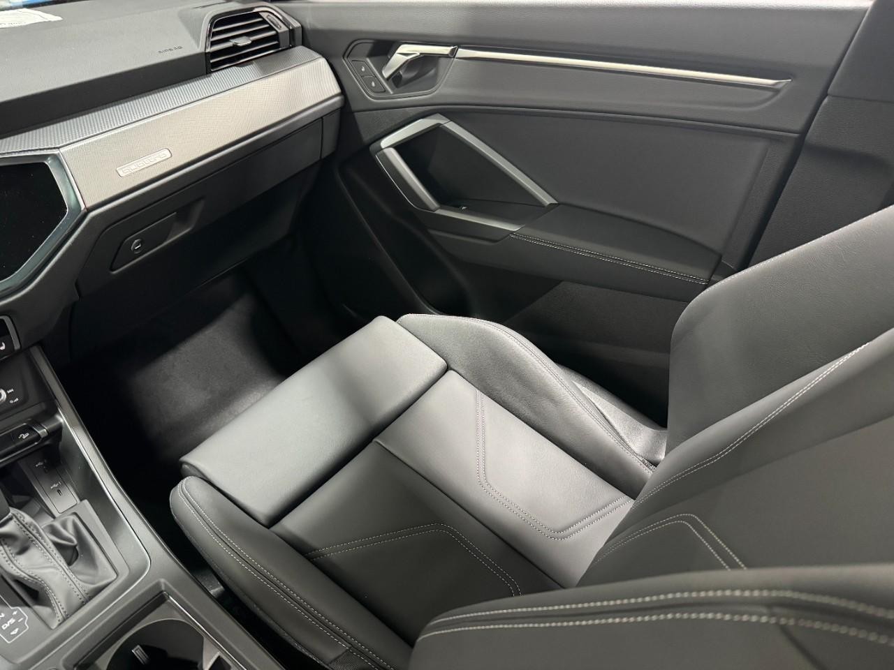 Audi Q3 Vehicle Full-screen Gallery Image 17