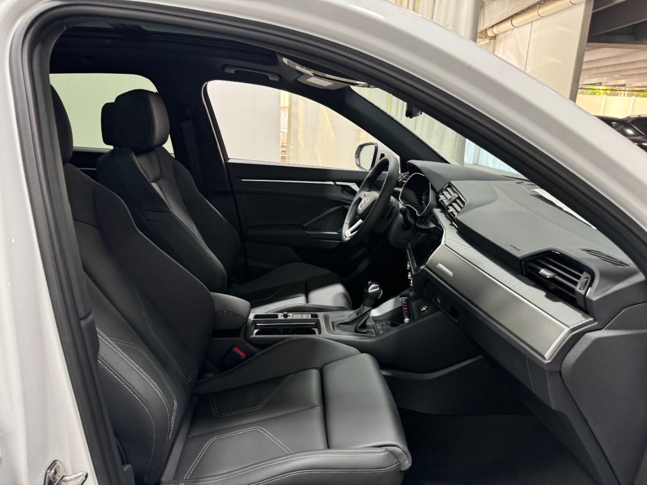 Audi Q3 Vehicle Full-screen Gallery Image 18