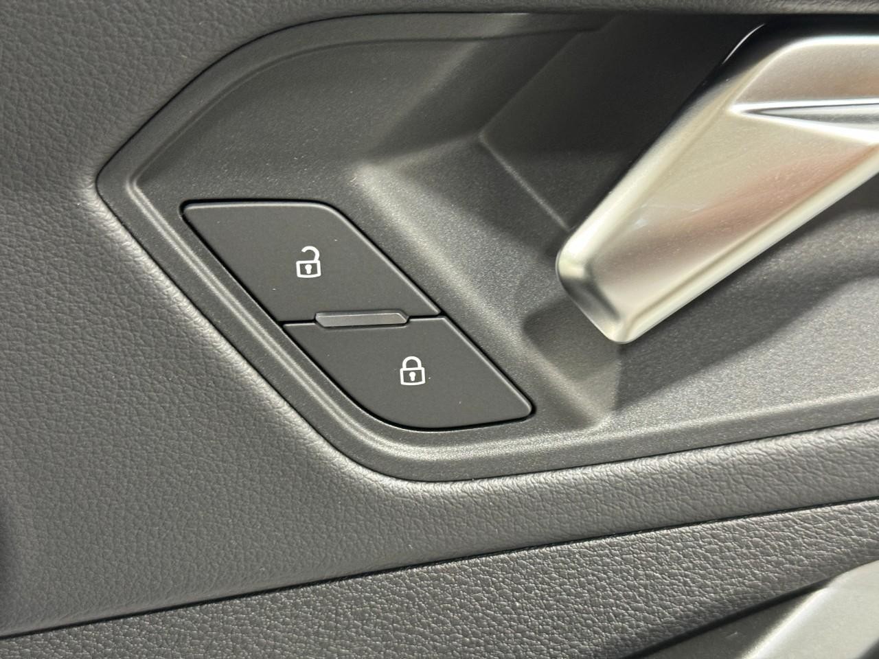 Audi Q3 Vehicle Full-screen Gallery Image 21