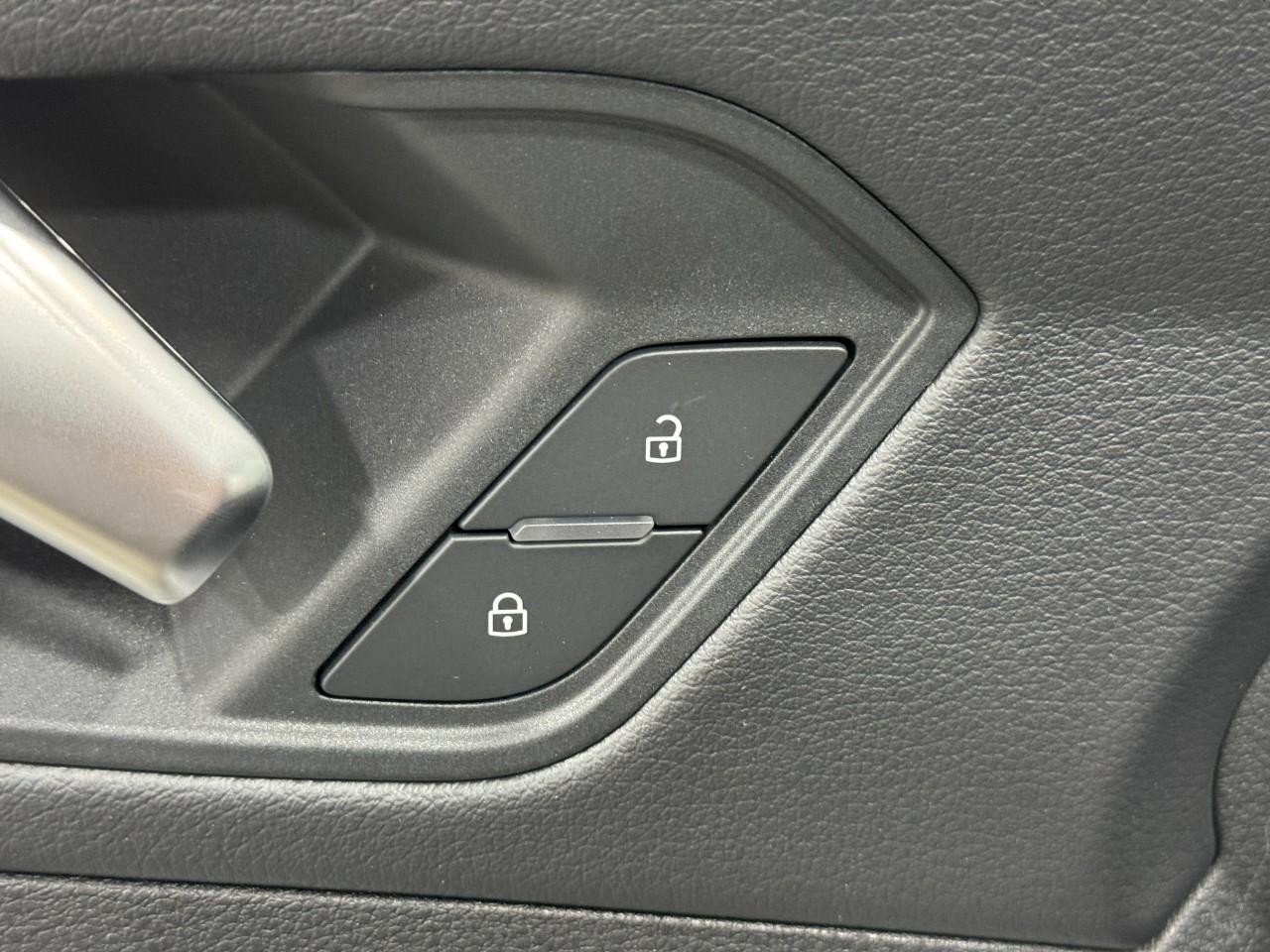 Audi Q3 Vehicle Full-screen Gallery Image 23