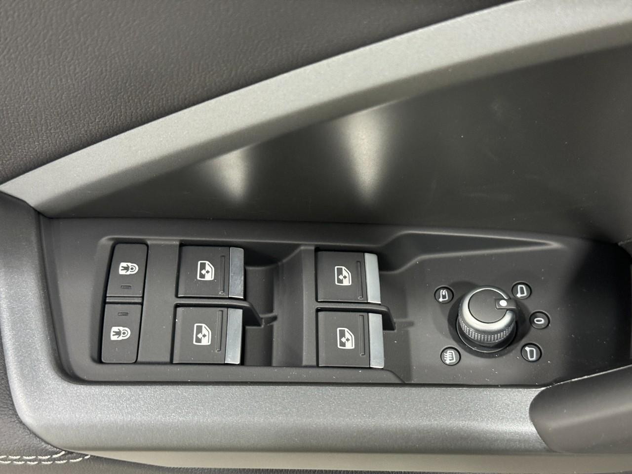 Audi Q3 Vehicle Full-screen Gallery Image 24