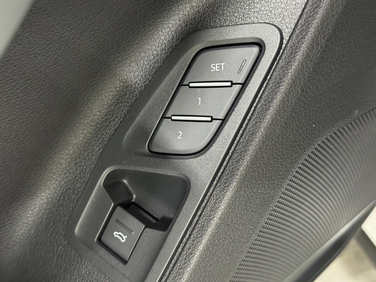 Audi Q3 Vehicle Full-screen Gallery Image 25