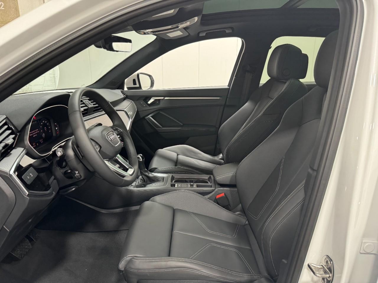 Audi Q3 Vehicle Full-screen Gallery Image 26