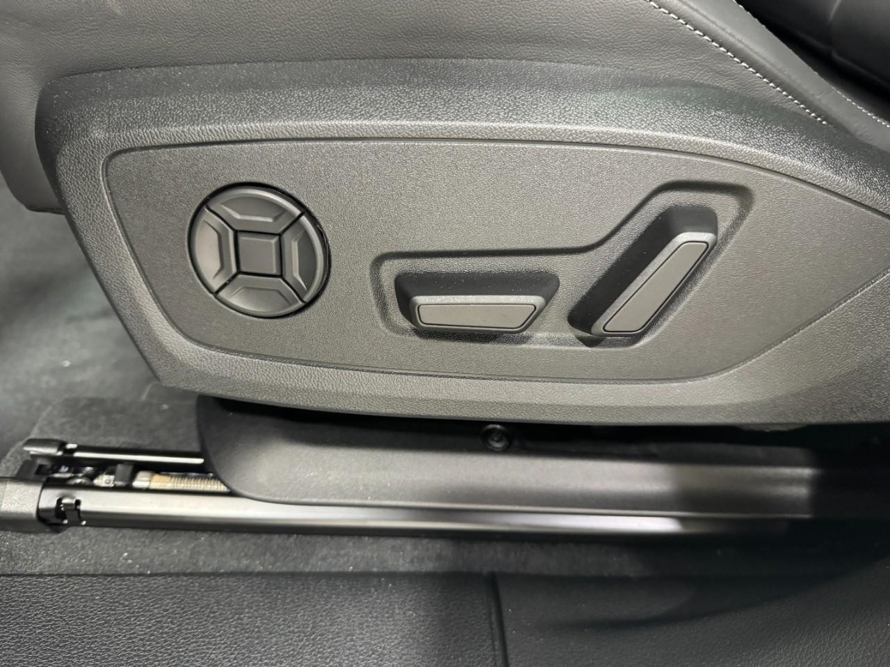 Audi Q3 Vehicle Full-screen Gallery Image 28