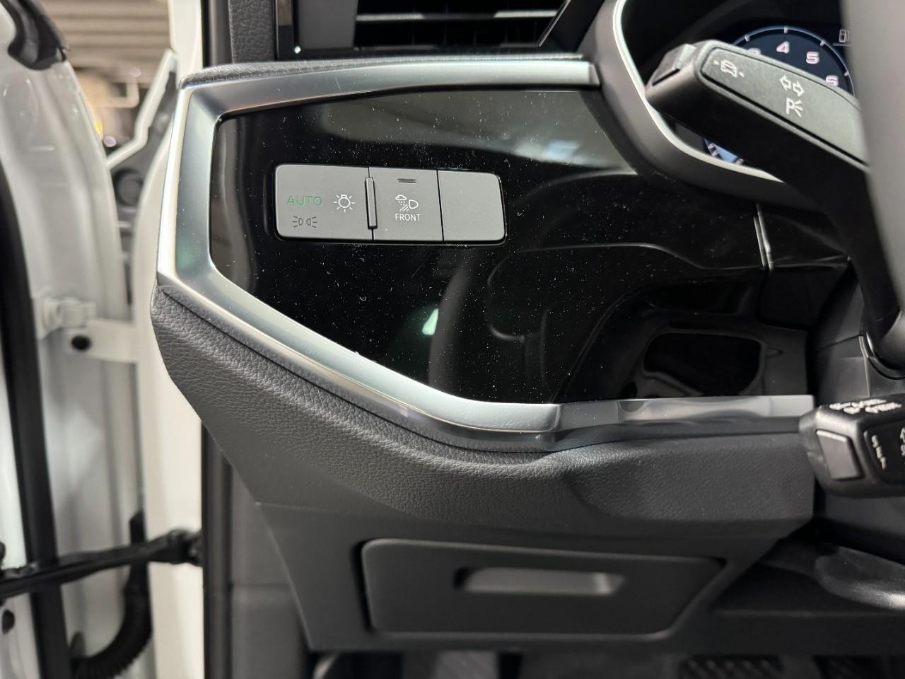 Audi Q3 Vehicle Full-screen Gallery Image 29