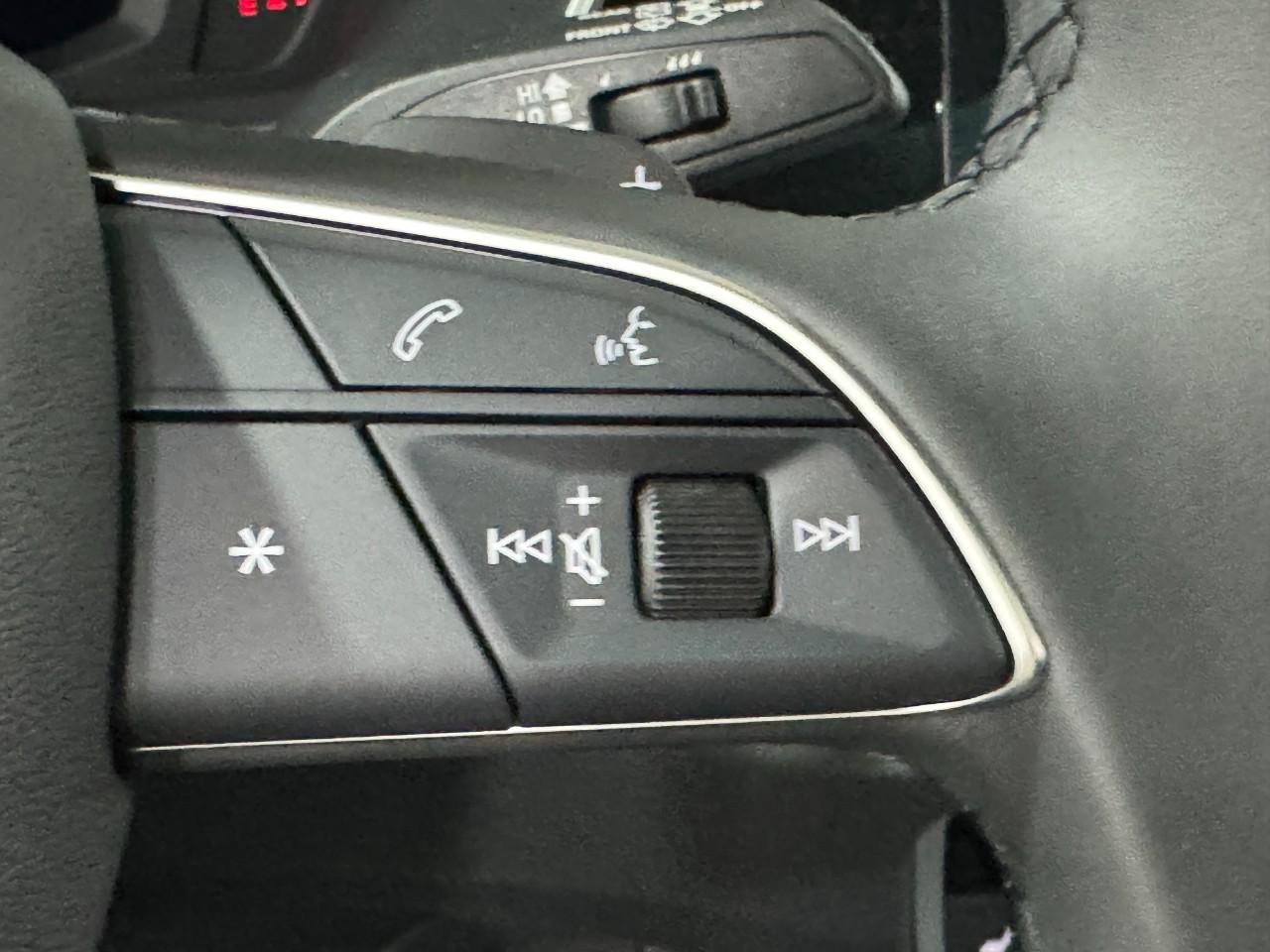 Audi Q3 Vehicle Full-screen Gallery Image 32