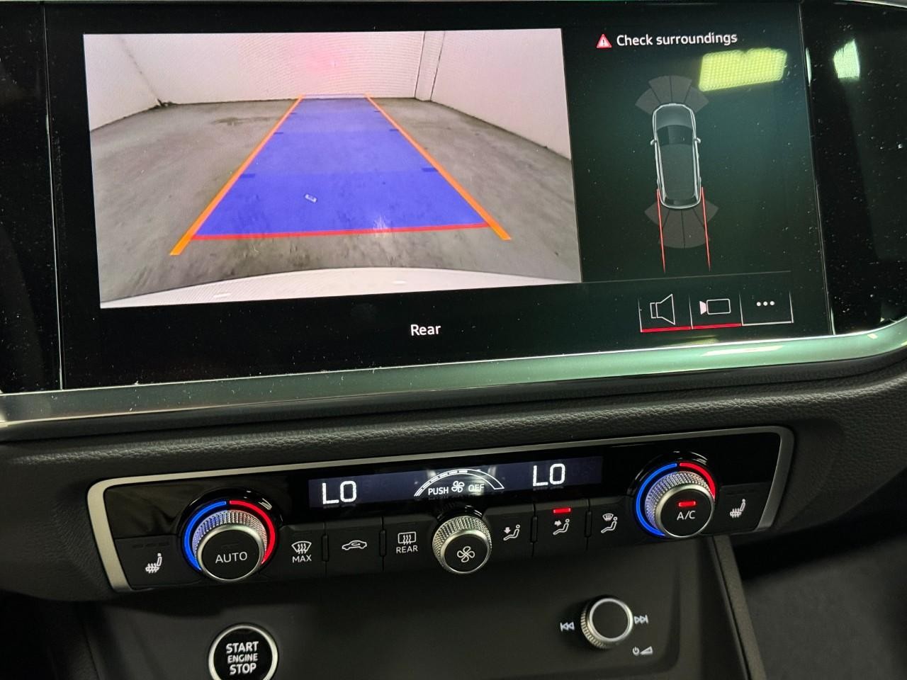 Audi Q3 Vehicle Full-screen Gallery Image 34