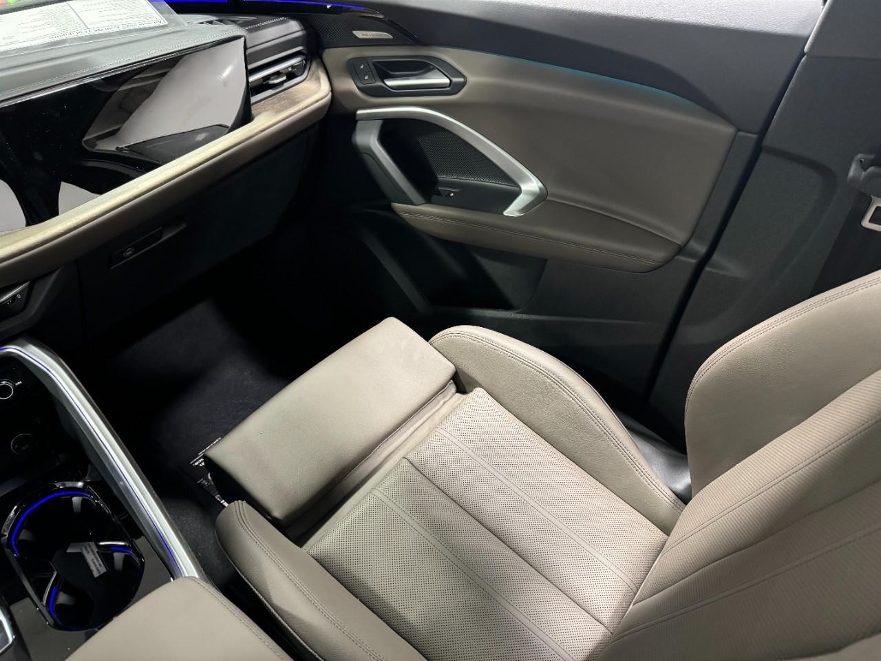 Audi Q5 Vehicle Full-screen Gallery Image 17