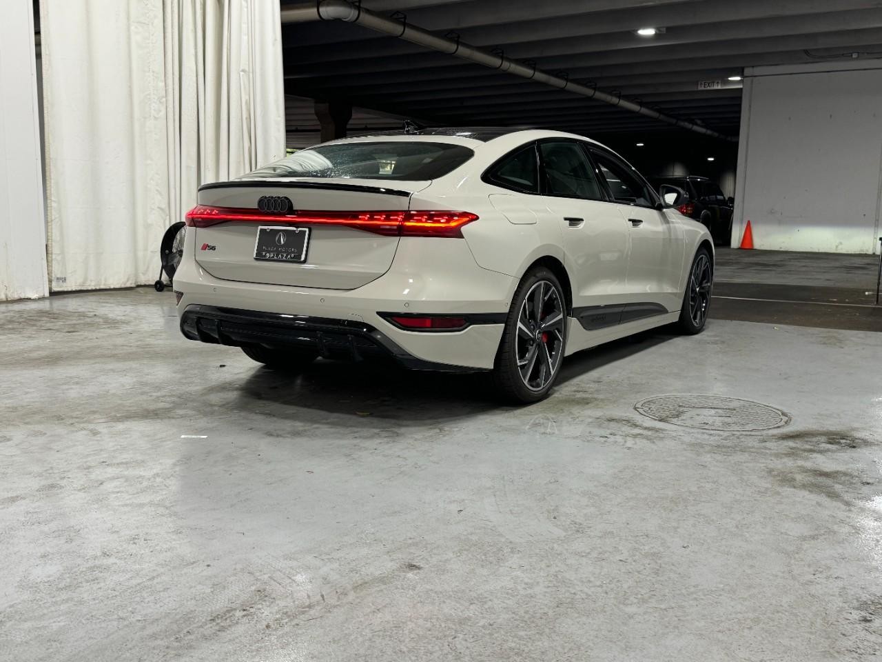 Audi S6 e-tron Vehicle Full-screen Gallery Image 4