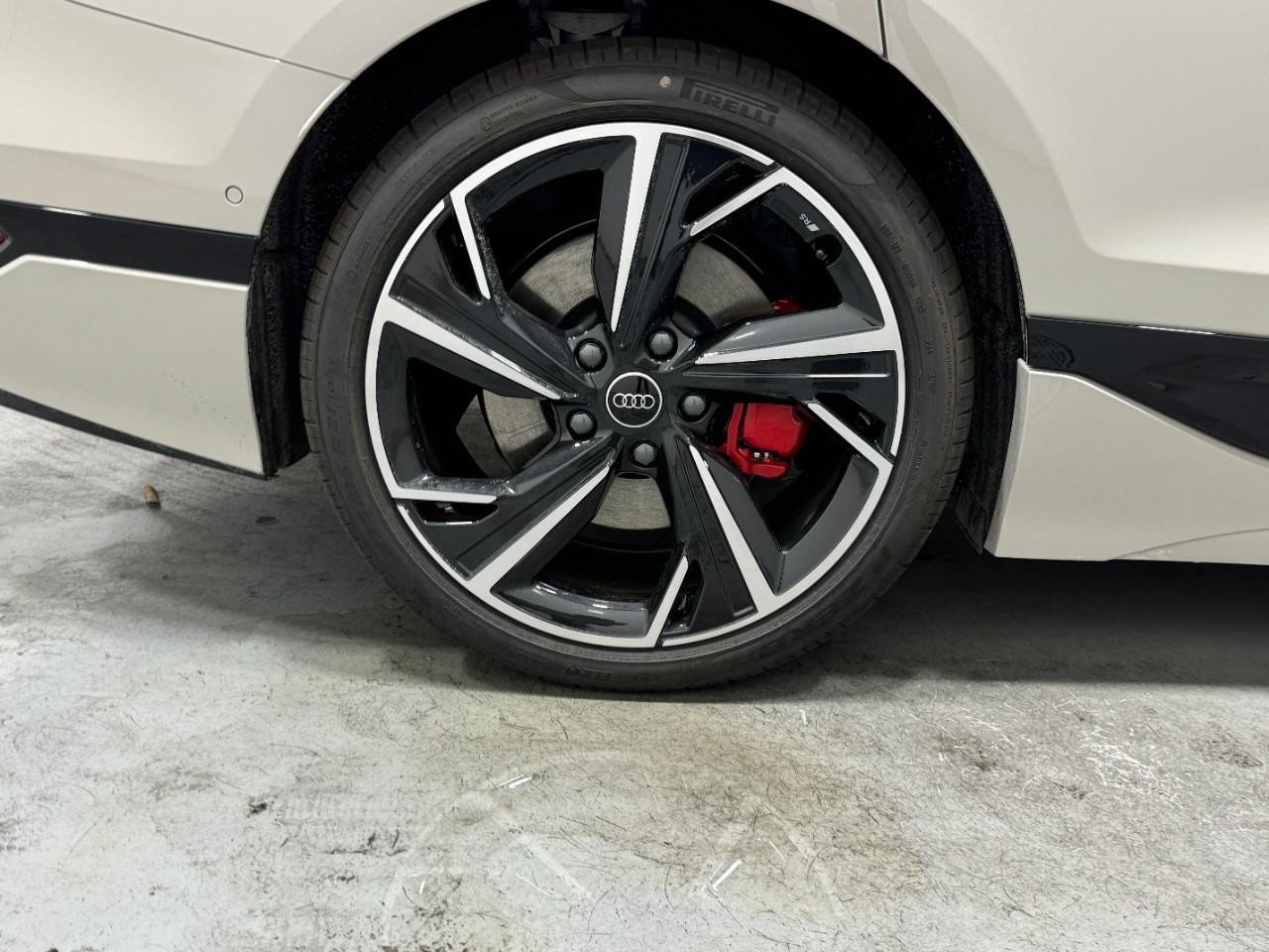 Audi S6 e-tron Vehicle Full-screen Gallery Image 5