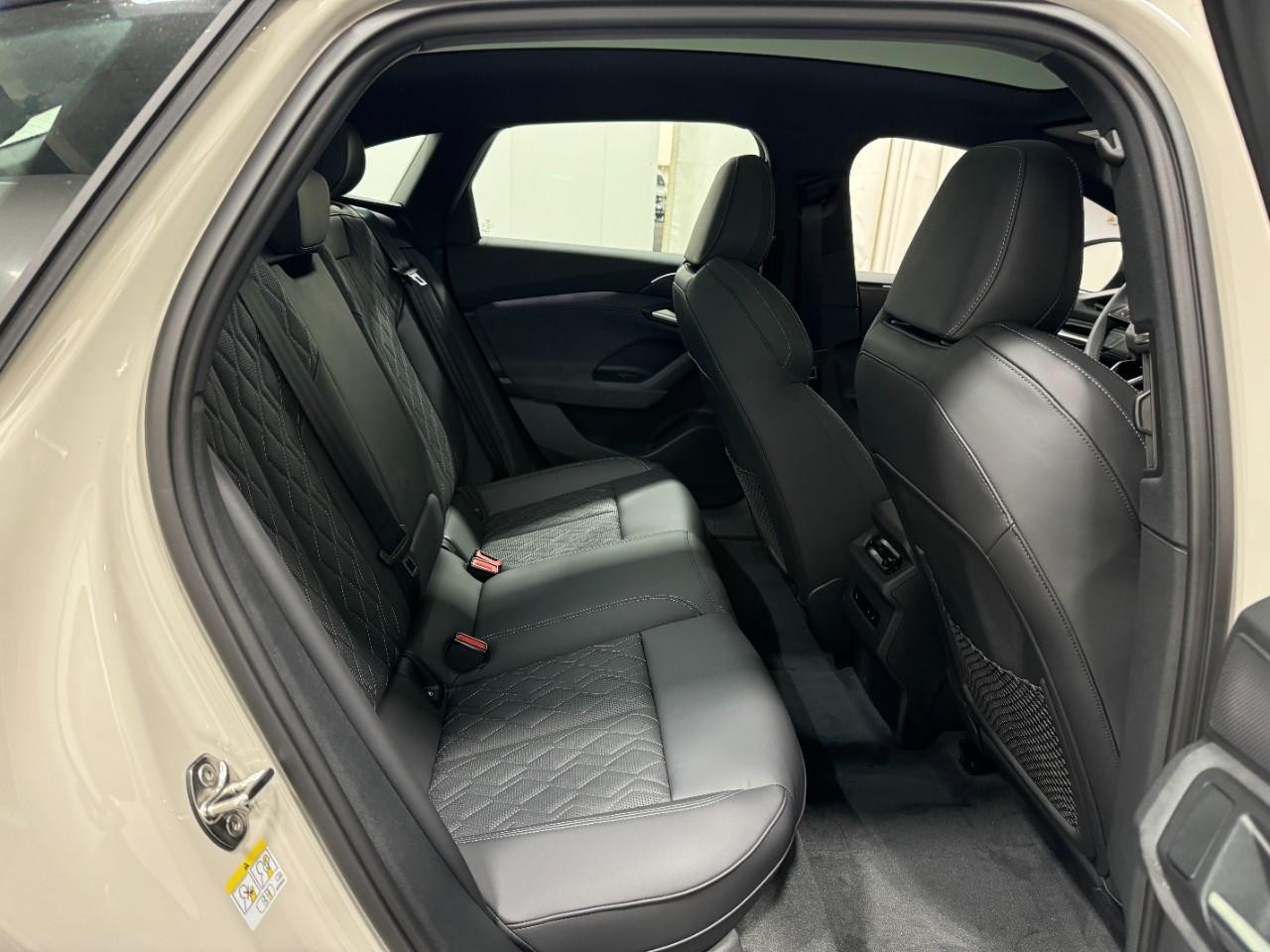 Audi S6 e-tron Vehicle Full-screen Gallery Image 10