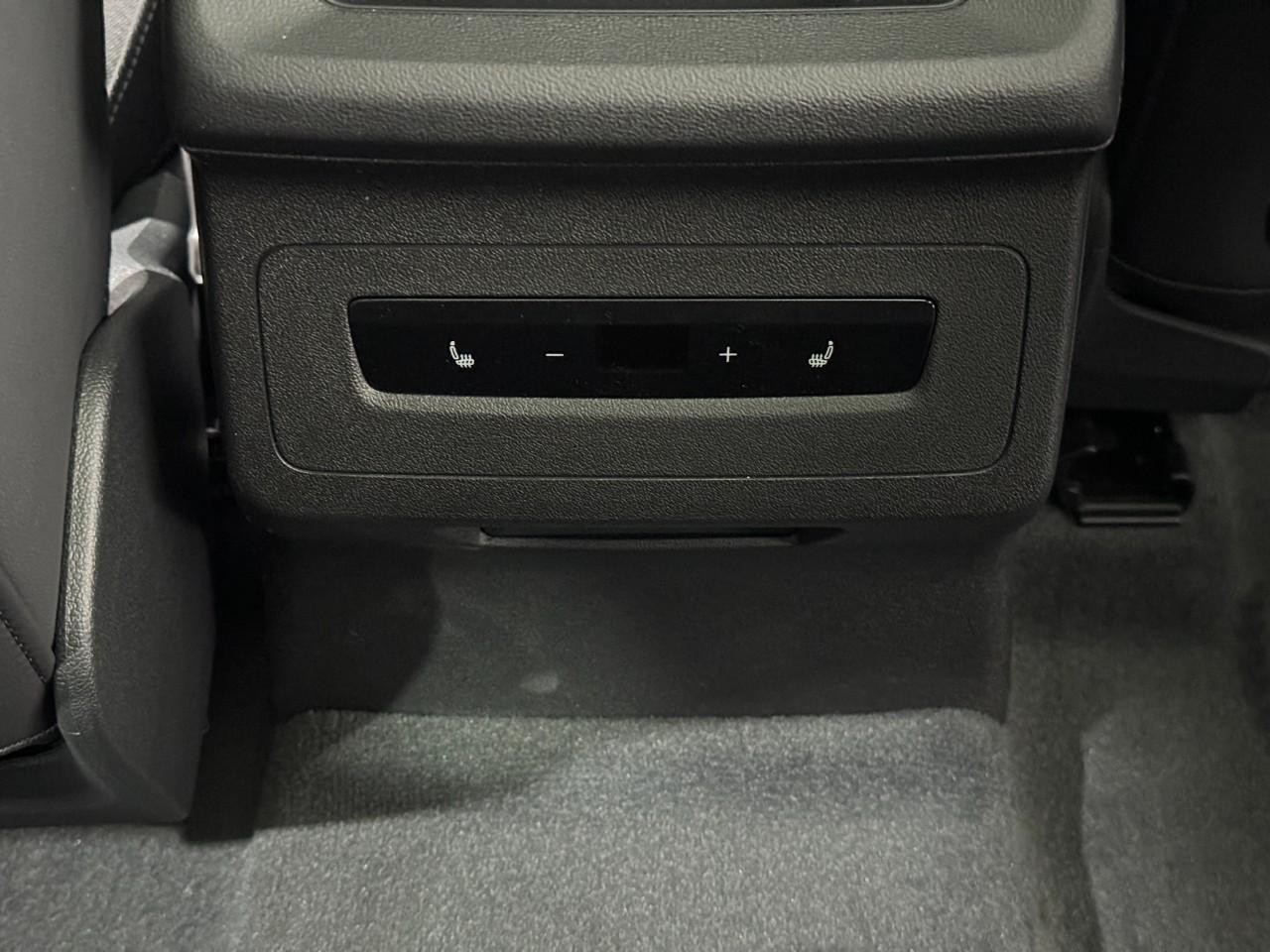 Audi S6 e-tron Vehicle Full-screen Gallery Image 11