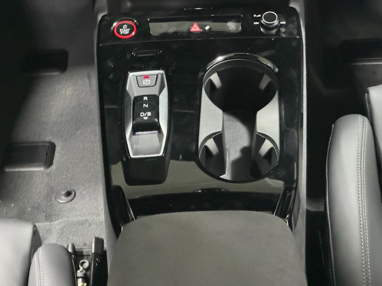 Audi S6 e-tron Vehicle Full-screen Gallery Image 16