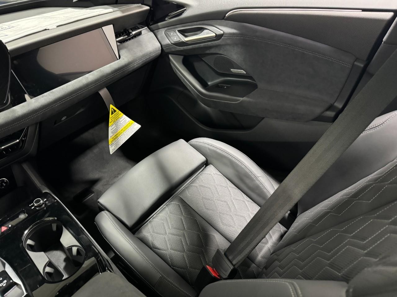 Audi S6 e-tron Vehicle Full-screen Gallery Image 17