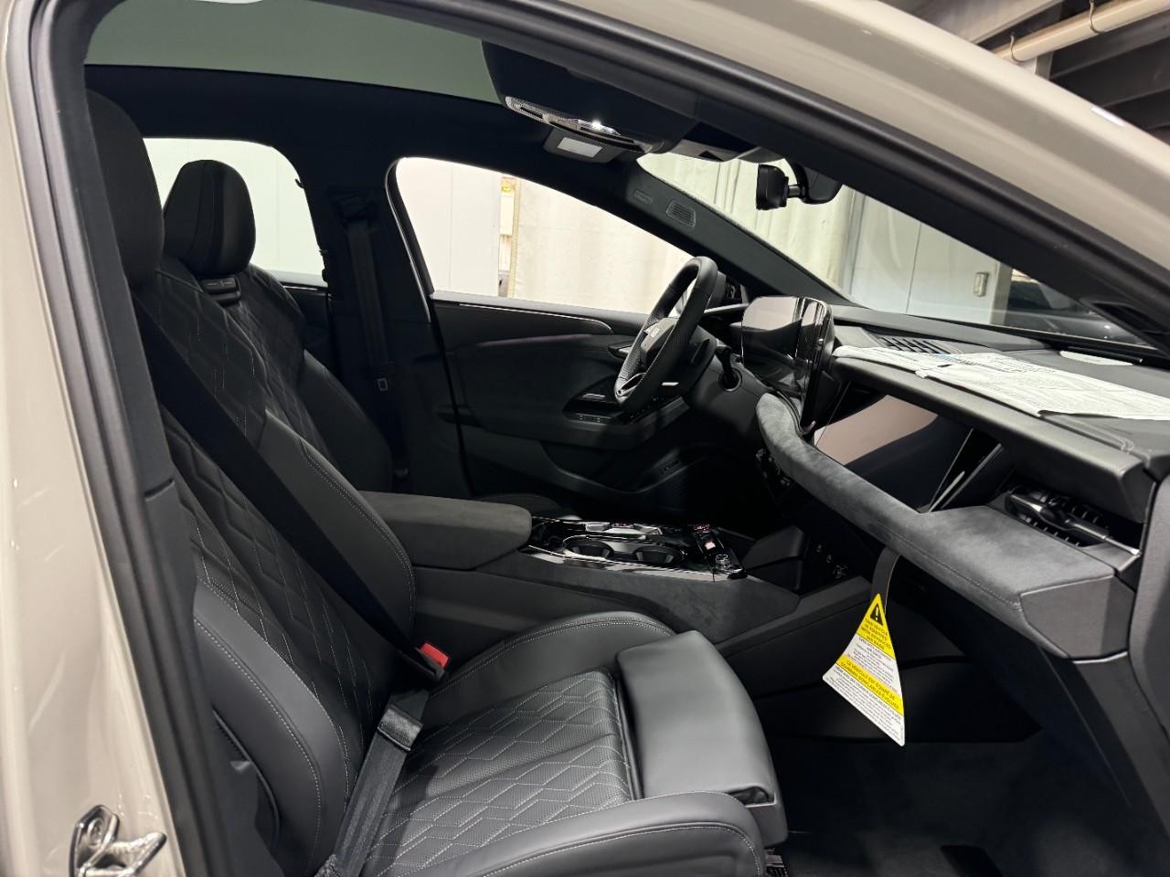 Audi S6 e-tron Vehicle Full-screen Gallery Image 18