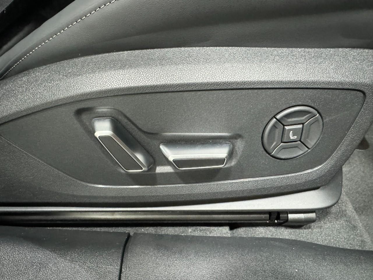 Audi S6 e-tron Vehicle Full-screen Gallery Image 20