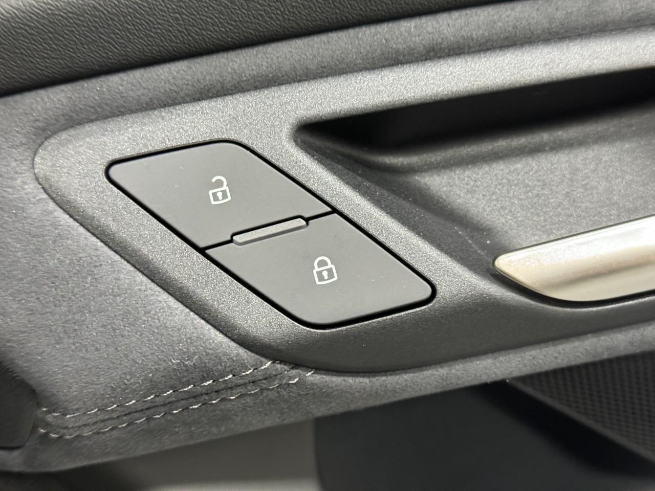 Audi S6 e-tron Vehicle Full-screen Gallery Image 21