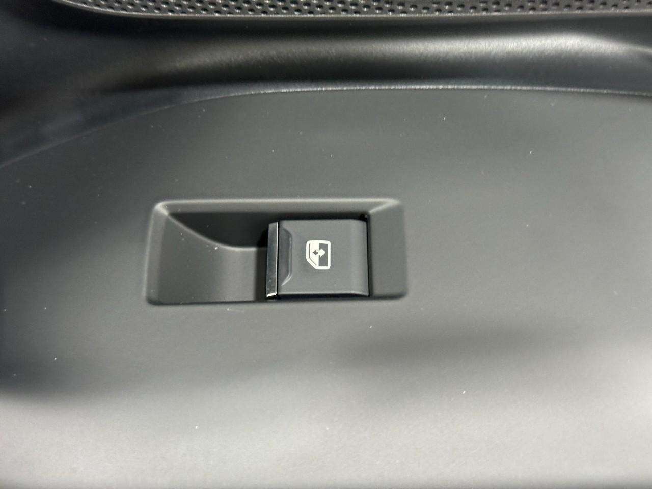 Audi S6 e-tron Vehicle Full-screen Gallery Image 22