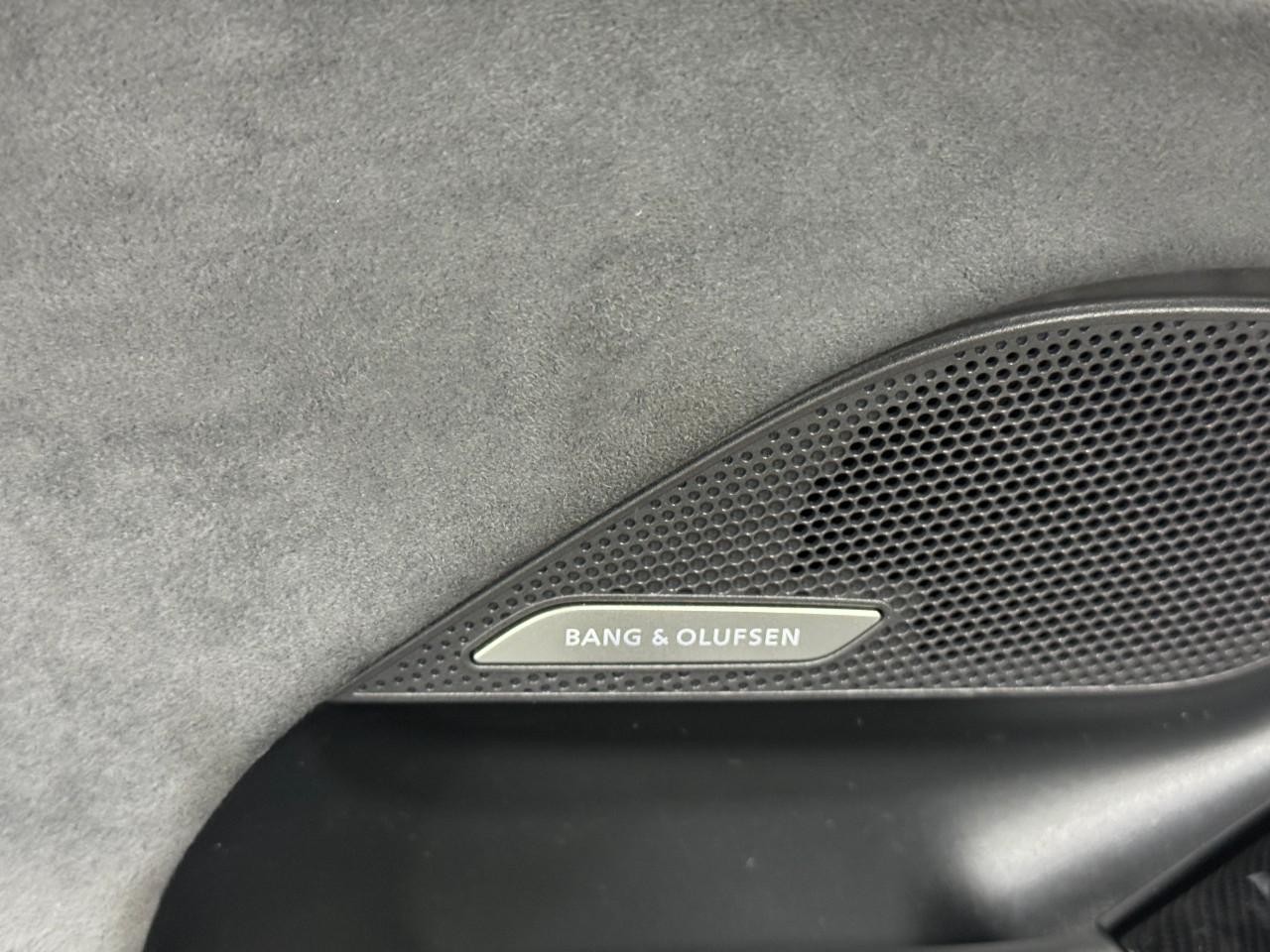 Audi S6 e-tron Vehicle Full-screen Gallery Image 23