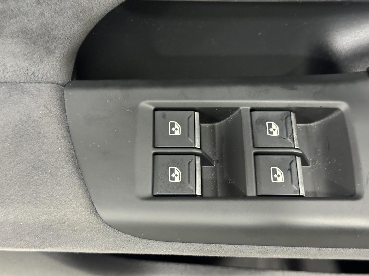 Audi S6 e-tron Vehicle Full-screen Gallery Image 24