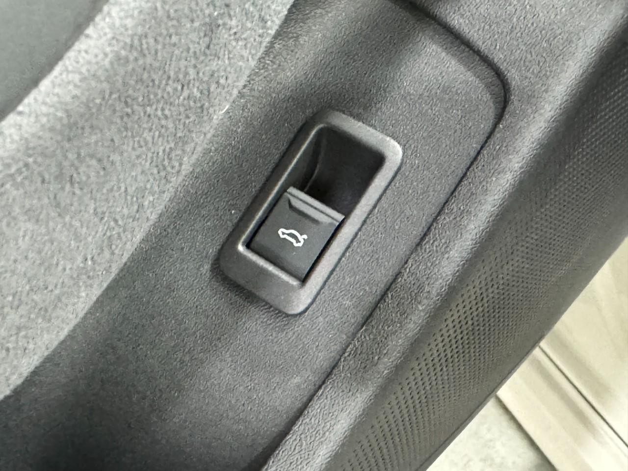 Audi S6 e-tron Vehicle Full-screen Gallery Image 26