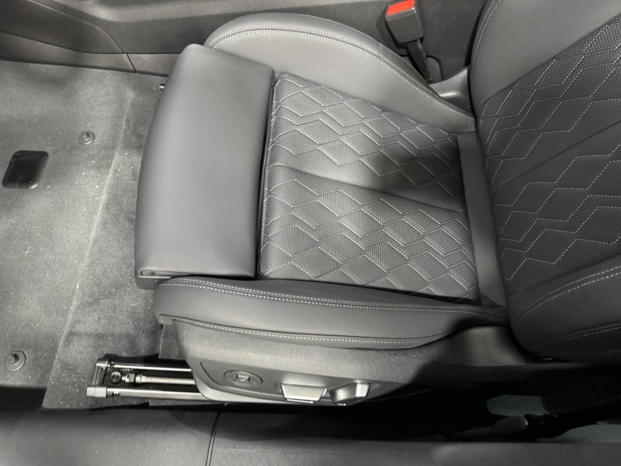 Audi S6 e-tron Vehicle Full-screen Gallery Image 28