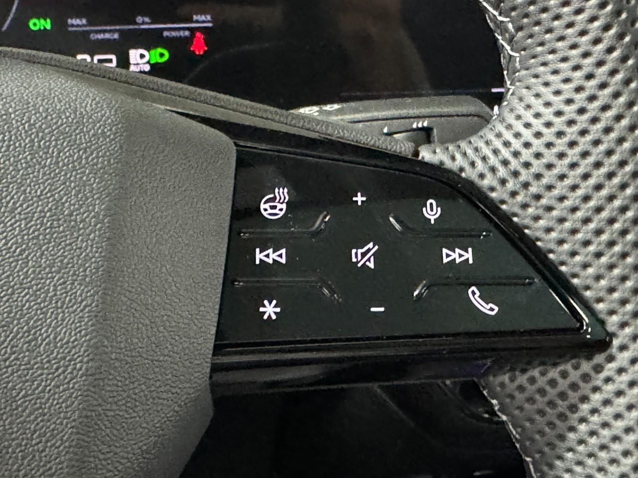 Audi S6 e-tron Vehicle Full-screen Gallery Image 32