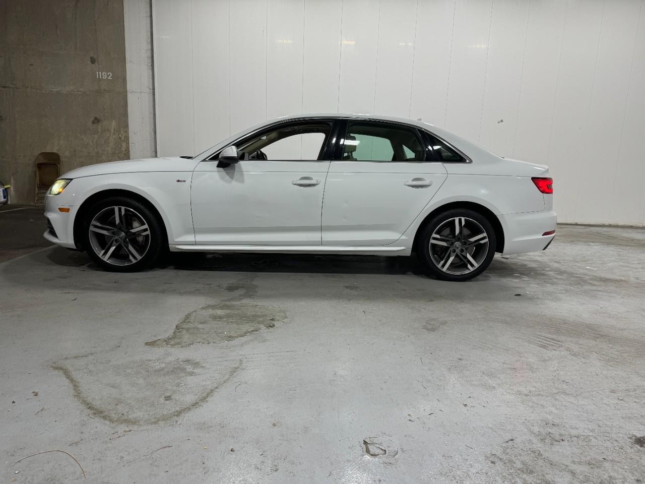 Audi A4 Vehicle Full-screen Gallery Image 02