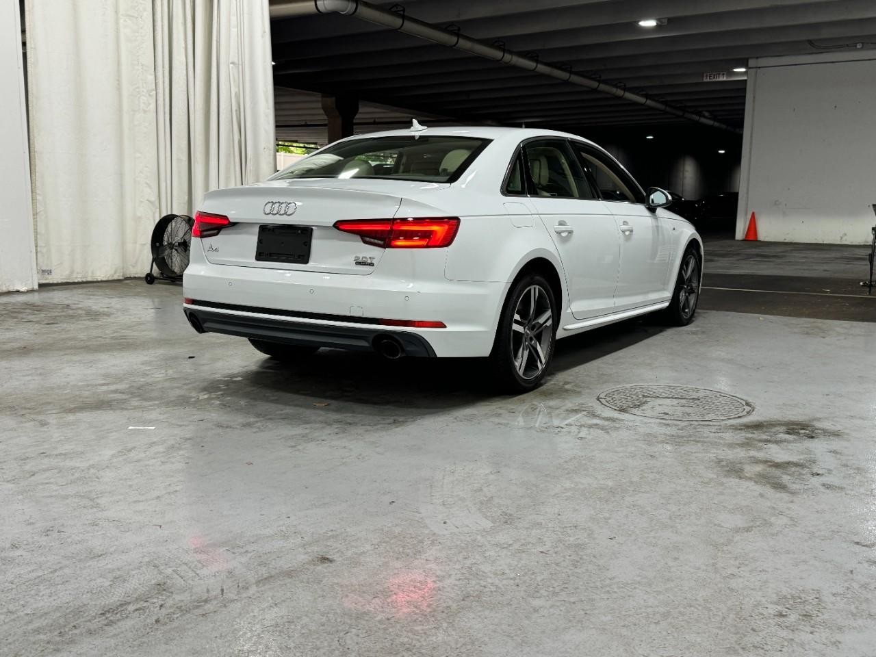 Audi A4 Vehicle Full-screen Gallery Image 04